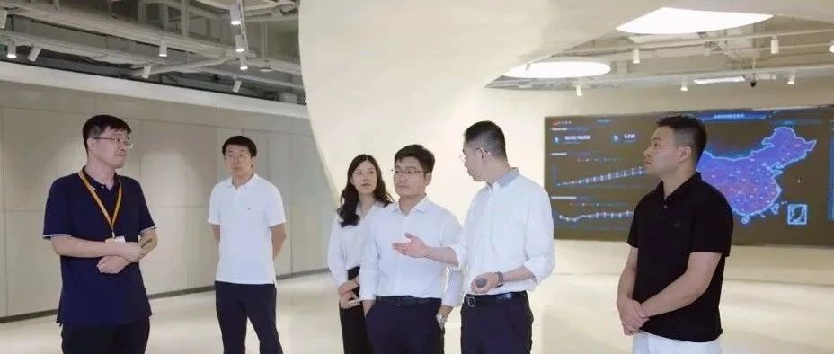 江苏无锡经济开发区治理委员会发展中心主任狄荟琛一行到J9.COM科技参观互换